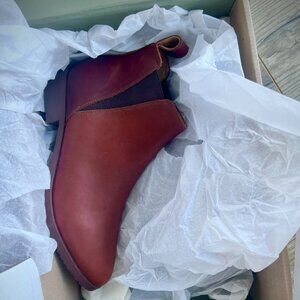 NWT Nisolo Eva Everyday Chelsea Boot $65 (retails $228) size 8, Auburn